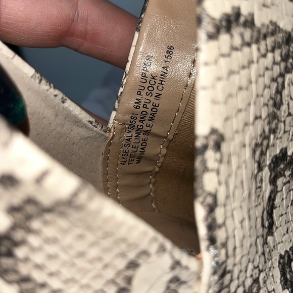 STEVE MADDEN Alyse Bootie Light Snakeskin Pointed Toe 6M Edgy Mobwife‎ Rocker - Picture 6 of 8